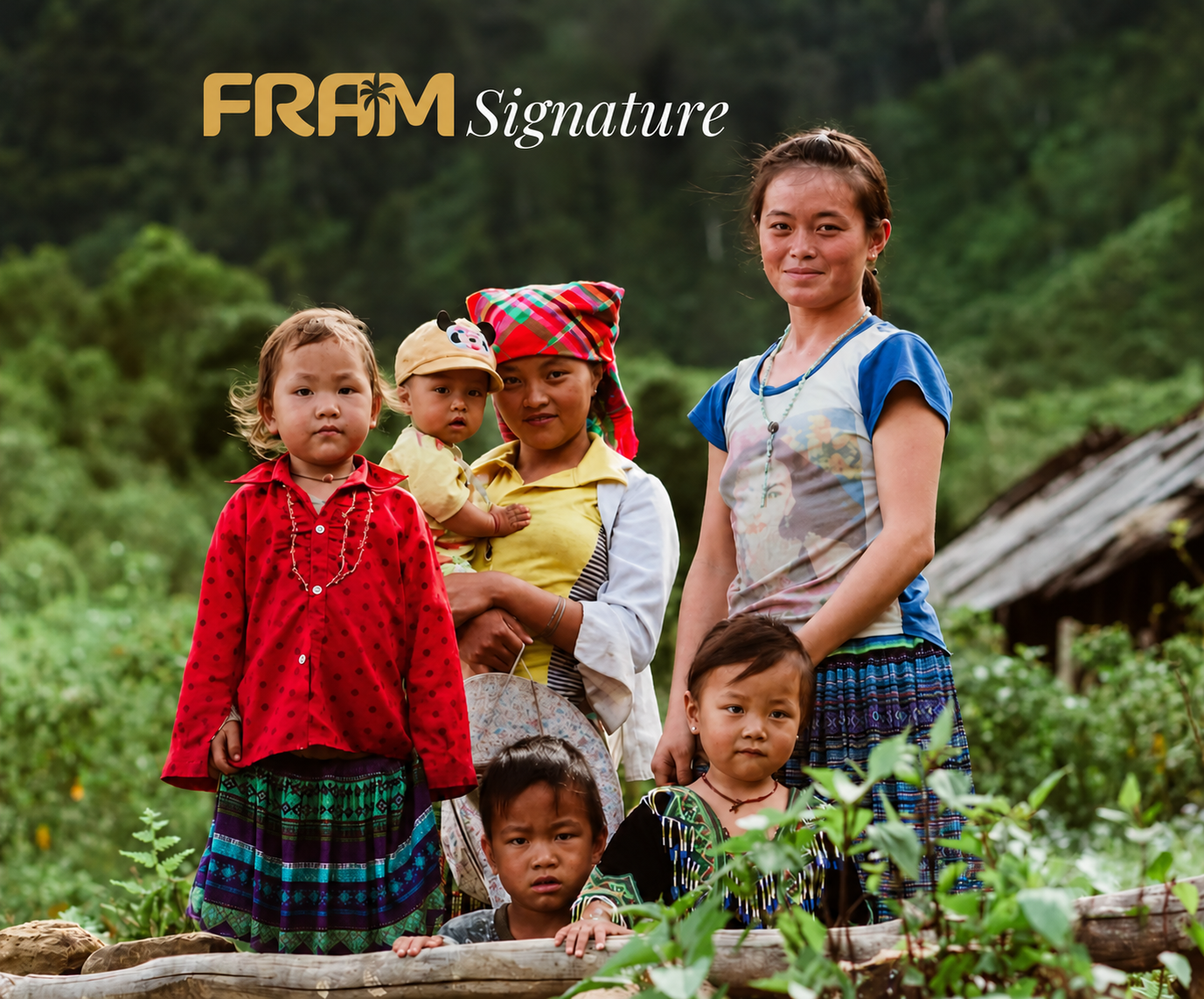 Portrait-familial-Hmong-en-pleine-nature-la-rochelle-voyages